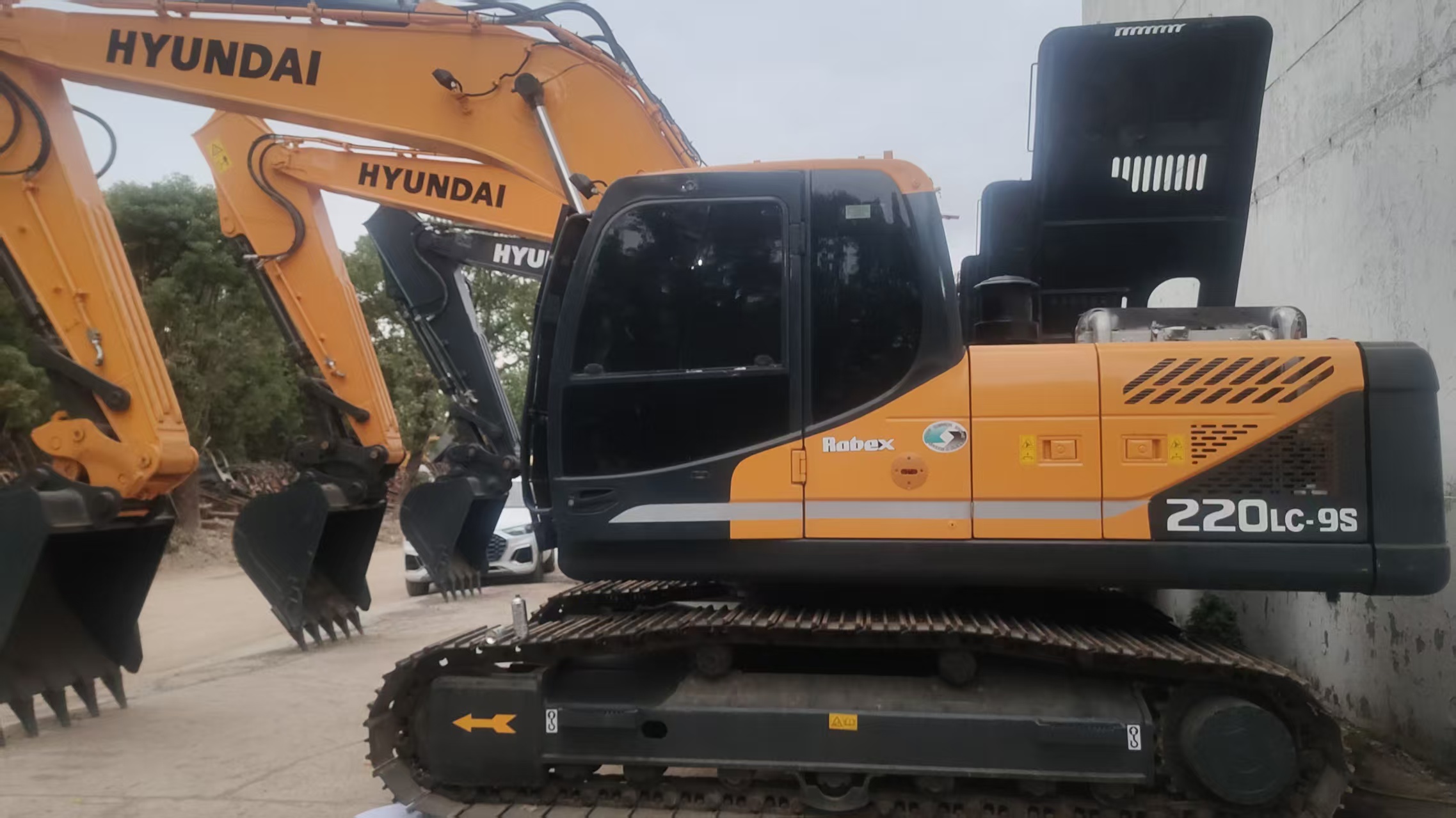 Used Hyundai 220LC-9S crawler excavator